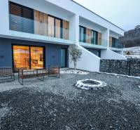 Das Äußere eines Einfamilienhauses in der Modrovka-Straße, Modrovka, mit Steinkreisen und einer Terrasse.