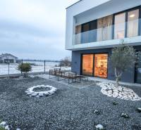 Ein Einfamilienhaus in Modrovka in der Straße Modrovka mit Terrasse und Kieshof.