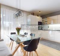 Küche in einem Einfamilienhaus mit Esstisch, Sofa und Holzboden.