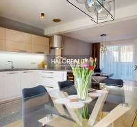 Küche verbunden mit Wohnzimmer, Glastisch mit Blumen, Einfamilienhaus, moderne Beleuchtung.