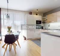 Wohnzimmer mit Küche und Esszimmer, heller Raum, Esstisch, Einfamilienhaus.