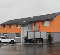 Das Gebäude in der Štúrova-Straße in Nitra mit Geschäftsräumen und einem geparkten Auto.