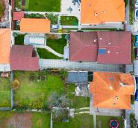 Blick von oben auf die Einfamilienhäuser in der Školská-Straße in Senec mit Hof und Gärten.