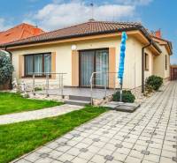 Einfamilienhaus in Senec in der Školská-Straße mit Terrasse und Garten.