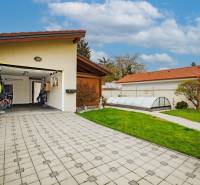Einfamilienhaus in der Školská-Straße in Senec mit Garage, Pflastersteinen und Garten.