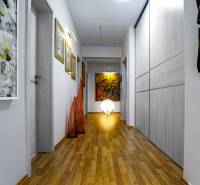 Flur eines Einfamilienhauses mit dekorativer Kunst und Holzboden.