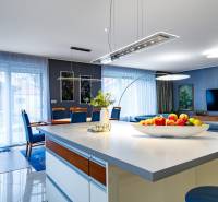 Wohnzimmer in einem Einfamilienhaus mit Kücheninsel, Sofa und Esstisch.