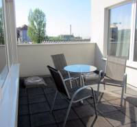 Terrasse mit zwei Stühlen und einem Tisch in Büros in der Štúrova-Straße, Nitra.