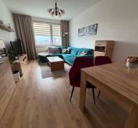 Wohnzimmer in einer 4-Zimmer-Wohnung mit Holzboden und Ecksofa.