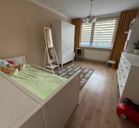 Kinderzimmer mit Holzboden in einer 4-Zimmer-Wohnung, mit weißen Möbeln.