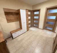 Eingangsbereich mit Holzmöbeln und Boden in Holzoptik in einer 4-Zimmer-Wohnung.