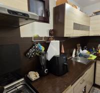 Küche im Einfamilienhaus mit Küchenzeile, Spüle und Geräten.