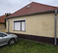 Das Einfamilienhaus in der Hauptstraße in Veľká Mača mit einem Auto auf dem Rasen.