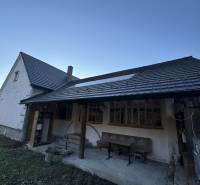 Einfamilienhaus in Demandice mit Sitzgelegenheit im Hof und leichtem Hang.