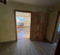 Innenraum eines Einfamilienhauses mit Holzbodenoptik und Blick in den Raum.