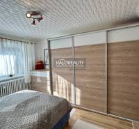 Schlafzimmer in einer 2-Zimmer-Wohnung mit Holzboden und einem großen Einbauschrank.