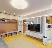 Wohnzimmer in einer 3-Zimmer-Wohnung mit Holzboden und eingebautem Stauraum.