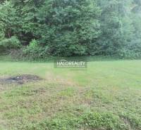 Grundstücke - Wohnen in Modrová mit Rasenfläche und Waldkulisse für ruhiges Wohnen.