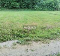 Grundstücke - Wohnen in Modrová umfassen eine Rasenfläche am Wald mit einer Straße.