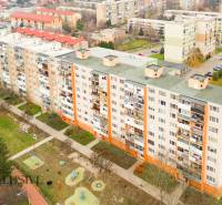 Blick auf das Wohngebiet in Senec mit 3-Zimmer-Wohnungen und Grünflächen in der Umgebung.