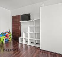 Kinderzimmer mit Etagenbett und Stauraum, Boden mit Holzdekor.