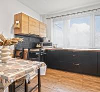 Küche in einer 3-Zimmer-Wohnung mit heller Dekoration und Holzboden.