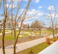 Blick aus einer 3-Zimmer-Wohnung in Senec auf einen Park mit Spielplatz.