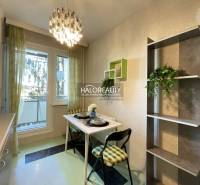 Essbereich mit einem kleinen Tisch und Stühlen in einer 3-Zimmer-Wohnung.