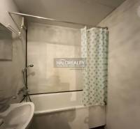 Ein Badezimmer in einer 3-Zimmer-Wohnung mit einer Badewanne und einem Vorhang mit blauen Punkten.