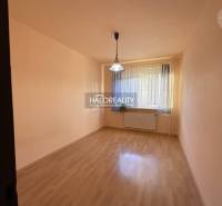 Leerer Raum mit Fenster, Vorhang, Holzboden, Licht und Heizkörper.