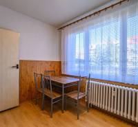 Essbereich in einer 2-Zimmer-Wohnung mit Holzboden und großem Fenster.