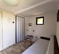 Die Hütte enthält einen gemütlichen Raum mit einem Sofa, einem Tisch und einem Holzboden.