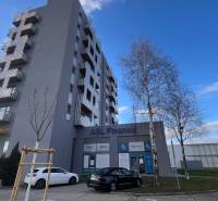 Bürogebäude an der Račianska in Bratislava - Rača und Parkplatz vor dem Gebäude.