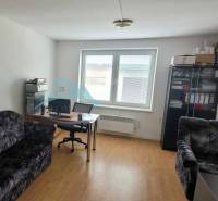 Büro in der Eisenbahnstraße mit Sofas, Tisch und Schrank, geeignet für Lager und Hallen.