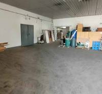 Ein Raum in der Železničná-Straße, voll mit Holz und Ausrüstung, geeignet als Lager und Hallen.