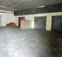 Geräumiges Lager in der Železničná-Straße, geeignet für Lagerung; Lagerräume gesichert.