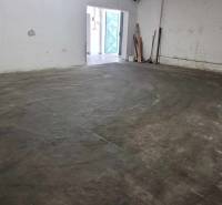 Ein Blick in den Lagerraum in der Železničná-Straße, mit Eingang und Halle.