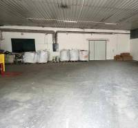 Lagerhaus in der Eisenbahnstraße: Innenraum mit Palettenhubwagen und Paketen, Lagerfläche.