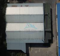 In der Straße Železničná befinden sich große Lagerhallen mit blauen Dächern.