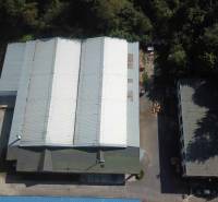 Industriehallen in der Železničná-Straße, umgeben von Grünflächen, mit großzügigen Außenbereichen.