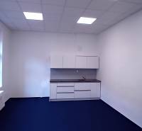 Büros mit blauem Boden und Küchenzeile.