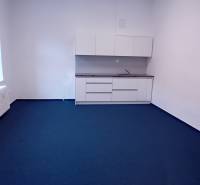 Büros mit weißen Schränken und blauem Teppich in der Franziskanergasse in Trnava.