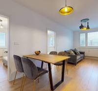 Innenraum einer 3-Zimmer-Wohnung mit Holzboden, Esstisch und Sofa.