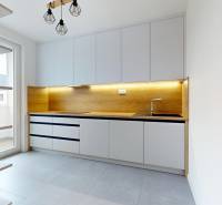 Küche in einer 3-Zimmer-Wohnung mit Holzdekor und heller Einrichtung.