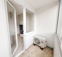 Balkon mit Klimaanlage in einer 3-Zimmer-Wohnung in der Iljušinova-Straße in Bratislava, Petržalka.