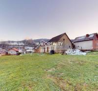 Ein Einfamilienhaus in Klenovec, umgeben von Grün, mit einer verschneiten Landschaft im Hintergrund.