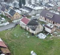 Einfamilienhäuser in Klenovec mit Schneedecke in der Winterzeit.