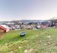 Der Hinterhof eines Einfamilienhauses in Klenovec mit Blick auf Wiesen und Hügel.