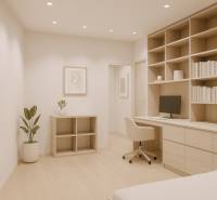 Arbeitsbereich mit eingebautem Bücherregal in einer 4-Zimmer-Wohnung mit Holzboden.