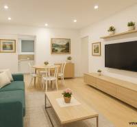 Wohnzimmer in einer 4-Zimmer-Wohnung mit Holzboden, Sofa und Couchtisch.